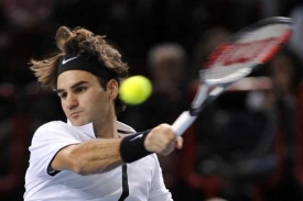 Roger Federer odstoupil z turnaje kvůli bolestem zad.