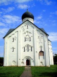 Síla v jednoduchosti. Velký a jednoduše zdobený kostel Našeho Spasitele v Ilinu je příkladem novgorodského stylu.