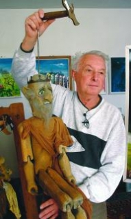 Bytosti z pohádek. Výtvarník Jiří Šimek se vedle malování a sochařství zabývá také výrobou loutek. Inspirací mu jsou především české pohádky. Jeho tvorba je nyní k vidění v jeho rodném Hlinsku.