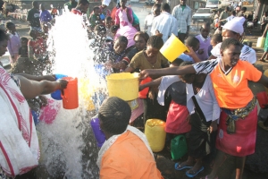 Obyvatelé nairobského slumu si přišli pro vodu.