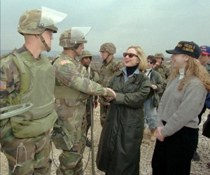 Odminovače v Bosně navštívila, tehdy první dáma, Hillary Clintonová