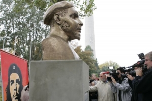 Mediální atrakce: odhalení památníku Che Guevarovi ve Vídni.