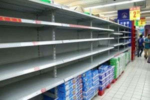 Regály s mléčnými produkty supermarketu v Nangingu zejí prázdnotou.