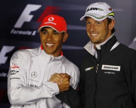 Dva piloti McLarenu: Jenson Button (vpravo), Lewis Hamilton.