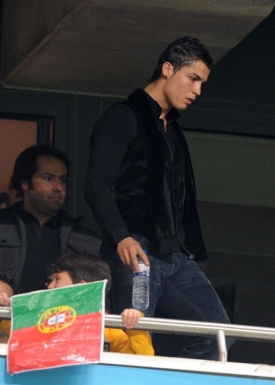 Ronaldo ještě ve stavu zraněných na tribuně Santiago Bernabeu.