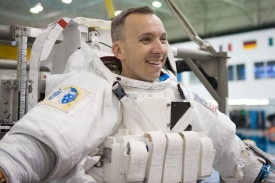 Na ISS se slaví. Randolphu Bresnikovi se narodila dcera.
