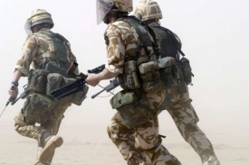 Britové v kuvajtském Campu Coyote před invazí do Iráku.