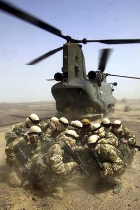 Britští vojáci v Iráku. Vrtulník Chinook.