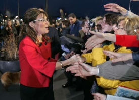 Politička a spisovatelka Palinová se svými obdivovateli.