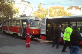 Tramvaj narazila ve společné zastávce do autobusu zezadu.