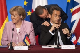 Berlusconi (uprostřed) na loňské konferenci v Elysejském paláci.