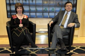 Baronku Ashtonovou spojuje s šéfem komise EU rudá minulost.