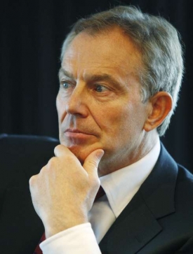 Grilování v přímém přenosu čeká i Blaira.