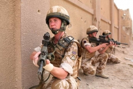Britští vojáci v jižním Iráku (2008).
