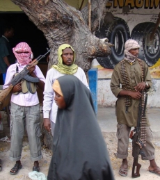 Somláka prochází kolem členů milice Šabáb.