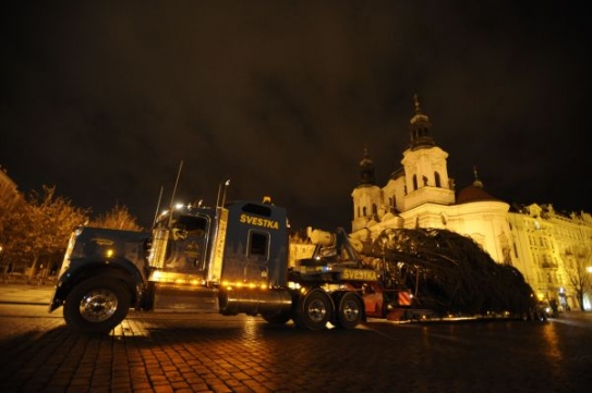 Smrk přivezl v noci do Prahy americký truck.