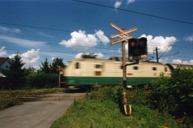 Vlaky jezdí na trati Beroun - Praha po jedné koleji.