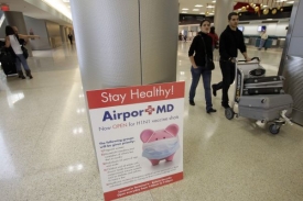 Varování cestujících na miamském letišti před prasečí chřipkou.