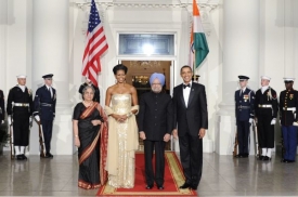 Autorem šatů Obamové je návrhář a rodák z indické Bombaje Naeem Khan.