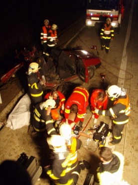 Posádka, která zůstala uvnitř auta, utrpěla zranění.