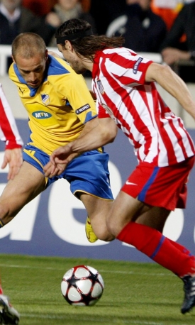 Tomáš Ujfaluši z Atletika (v pruhovaném) v zápase proti Nikósii.