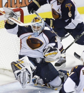 Brankář Ondřej Pavelec vychytal proti Detroitu svou druhou nulu v NHL.