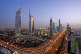 Pohled na Sheikh Zayed Avenue v Dubaji.