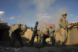 Američané cvičí střelbu z minometu v Baraki Barak v Lógaru