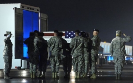 Vojáci přenášejí ostatky Jasona McLeoda, který padl v Afghánistánu