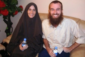 Amanda Lindhoutová a Nigel Brennan po propuštění ze zajetí v Mogadišu