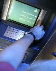 Při manipulaci s kartou u bankomatu je na místě opatrnost