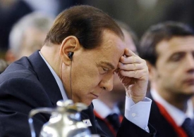 Berlusconi má potíže, musí znovu k soudu.