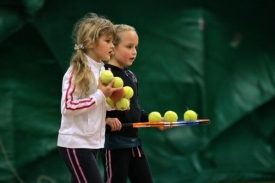 Děti mají momentálně zvýšený zájem o tenis.