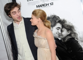 Sluší jim to? Sladký Robert Pattinson se slaďounkou Emilií.