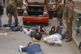 Vojáci zatýkají ve městěčku Concepción lidi podezřelé z rabování.