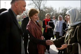 Laura Bushová se setkává s první dámou Afghánistánu. Nyní v kleci.