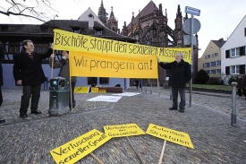 Protest církevních představitelů proti zneužívání dětí ve Freiburgu.
