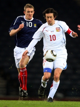 Kapitán Tomáš Rosický (v bílém) při zápase se Skotskem.