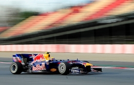 Mark Webber s redbullem testuje na okruhu V Barceloně.