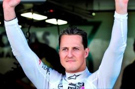 Michael Schumacher zdraví fanoušky na testování v Barceloně.