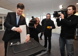 Premiér Balkenende ve volební místnosti v Haagu.