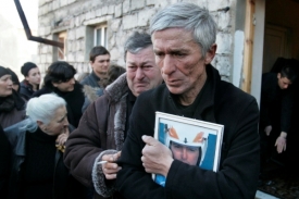 Otec David Kumaritašvili s fotkou svého zesnulého syna.