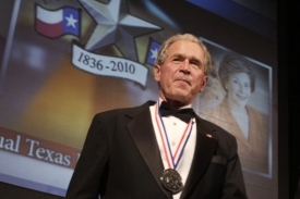 Bývalý prezident George W. Bush tento týden přebíral v Texasu cenu.