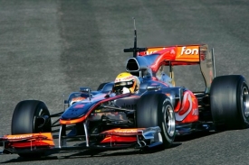 McLaren s Lewisem Hamiltonem při testování.