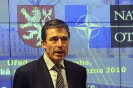 Anders Fogh Rasmussen žádá po Česku víc posil do Afghánistánu.