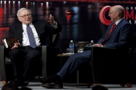 Buffett (vlevo) hovoří s Henrym Paulsonem, exministrem financí USA.