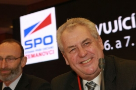 Miloš Zeman se vrací, strana jej podle očekávání zvolila do čela.