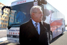 Osvědčený volební nástroj - autobus Zemák.