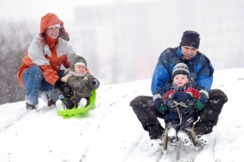 Nová sněhová nadílka lákala rodiče s dětmi k zimním radovánkám.