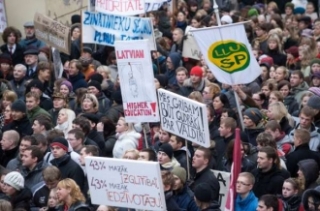 Studenti v Rize protestují proti úsporným opatřením ve školství.